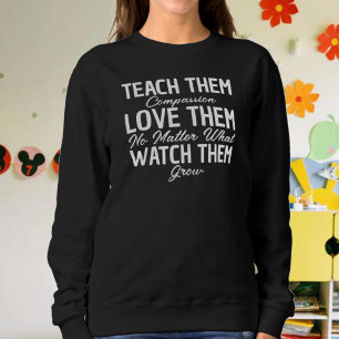 Teach dem Kärlek De svarta och vita lärarna T Shirt