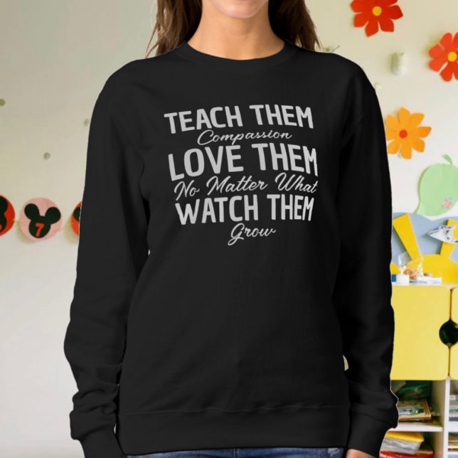 Teach dem Kärlek De svarta och vita lärarna T Shirt (Skapare uppladdad)