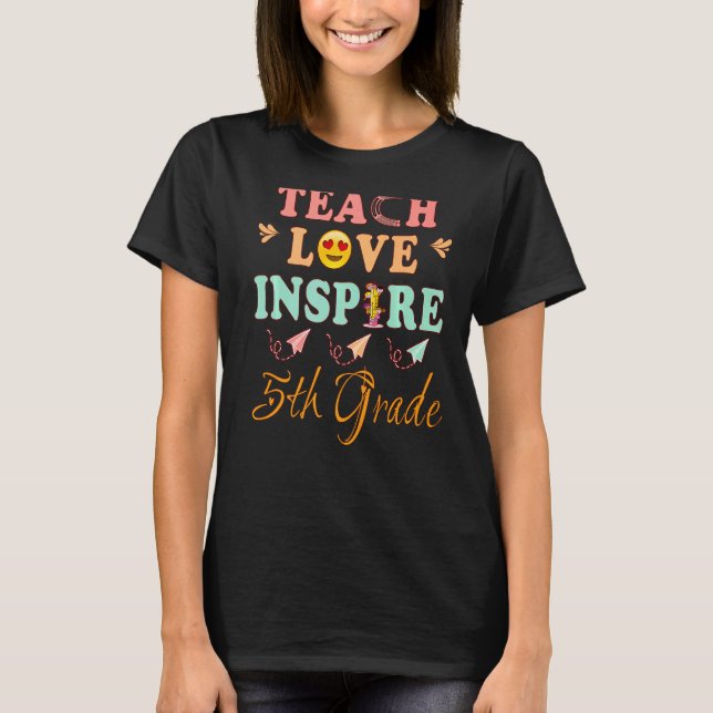 Teach Kärlek Inspire Femte Klass historikläraren E T Shirt (Framsida)