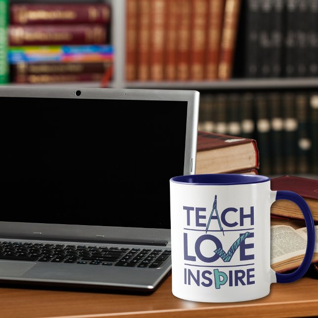 Teach Kärlek Inspire Teacher Inspirational Mugg (tart your day inspired—this mug celebrates the heart and impact of teaching.)