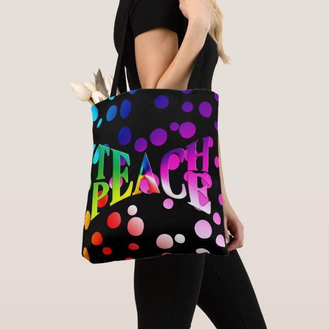 TEACH PEACE Rainbow Graphics on Polka dots Tygkasse (Närbild)