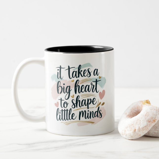 Teacher Coffee Mug – It Takes a Big Heart to Shape Två-Tonad Mugg (Med munk)