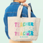 Teacher Modern Rainbow Färg Personlig Namn Jumbo Tygkasse<br><div class="desc">Lärare Modern Rainbow Färger Personlig Namn Tote Bag har texten "Lärare" i modern regnbåge färg upprepad manustypografi med din anpassningsbar personlig namn nedan. Perfekt till din favoritlärare för läraruppskattning,  födelsedag,  jul,  helgdagar med mera. Designad av Evco Studio www.zazzle.com/store/evcostudio</div>