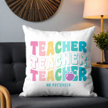 Teacher Modern Rainbow Färg Personlig Namn Kudde<br><div class="desc">Lärare Modern Rainbow Färger Personlig Namn Dekorativ kudde har texten "Lärare" i det moderna regnbågsmusslet färg,  upprepat manustypografi med din anpassningsbar personlig namn nedan. Perfekt till din favoritlärare för läraruppskattning,  födelsedag,  jul,  helgdagar med mera. Designad av Evco Studio www.zazzle.com/store/evcostudio</div>