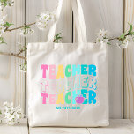 Teacher Modern Rainbow Färg Personlig Namn Tygkasse<br><div class="desc">Lärare Modern Rainbow Färger Personlig Namn Tote Bag har texten "Lärare" i modern regnbåge färg upprepad manustypografi med din anpassningsbar personlig namn nedan. Perfekt till din favoritlärare för läraruppskattning,  födelsedag,  jul,  helgdagar med mera. Designad av Evco Studio www.zazzle.com/store/evcostudio</div>