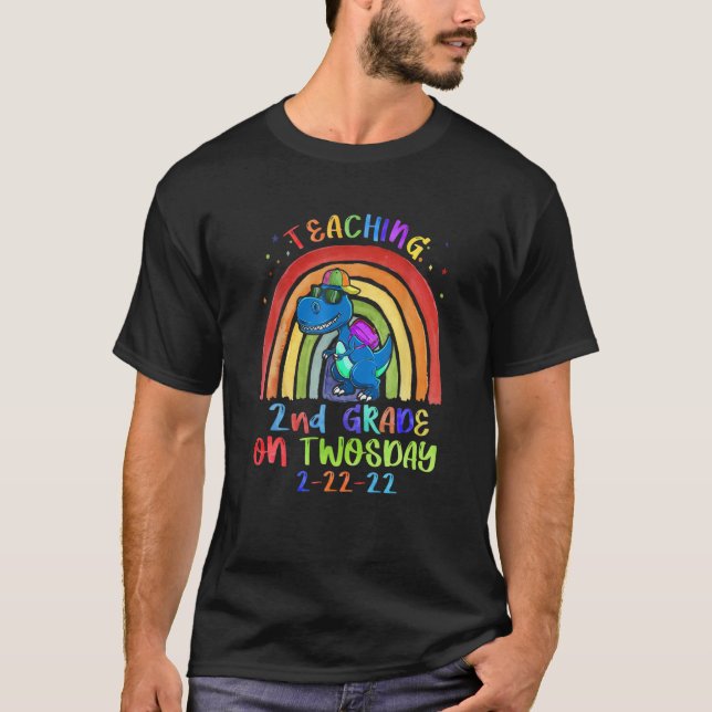 Teaching 2Nd Grade On Twosday 2-22-22 Rainbow Dino T Shirt (Framsida)