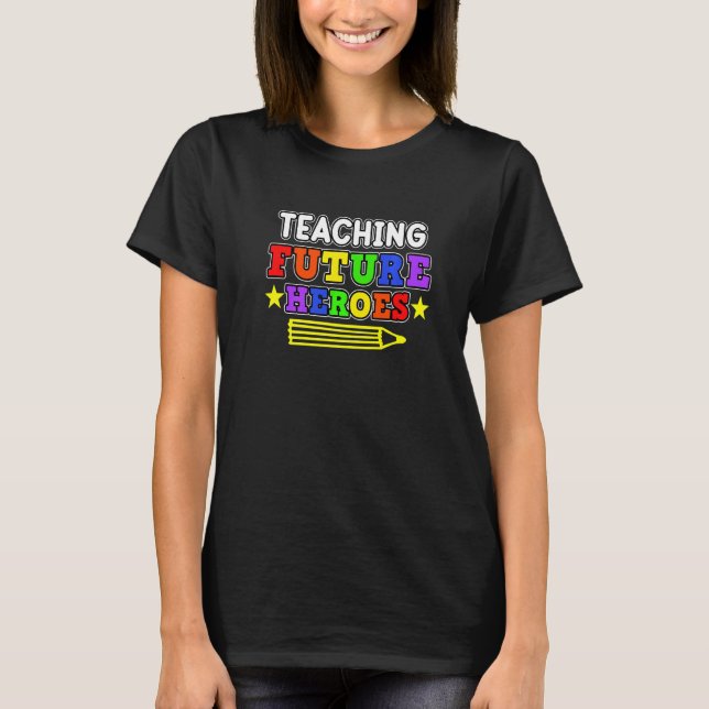 Teaching Future Heroes Teachers Day Teacher Studen T Shirt (Framsida)
