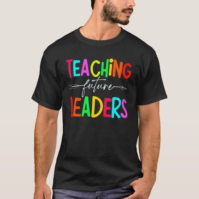 Teaching Future Leaders Inspiration  Teachers T Shirt (Framsida)