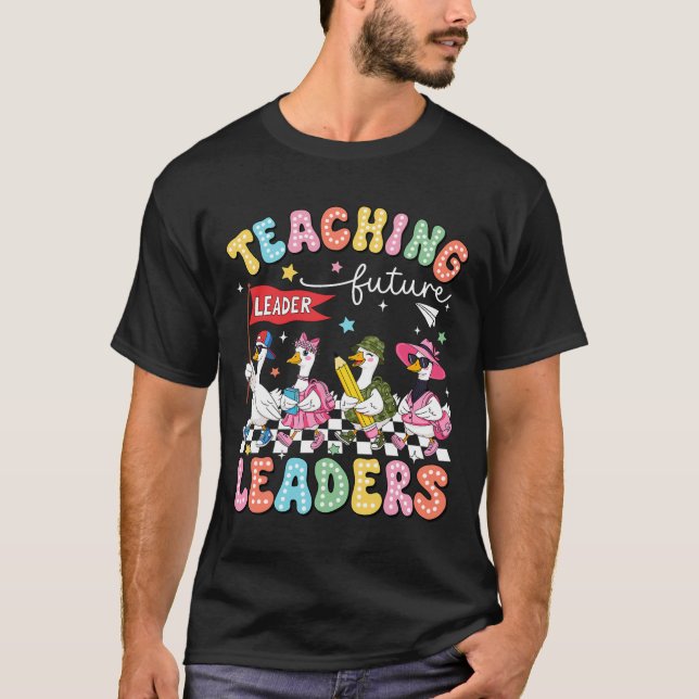 Teaching Future Leaders Silly Goose Teacher Back T Shirt (Framsida)