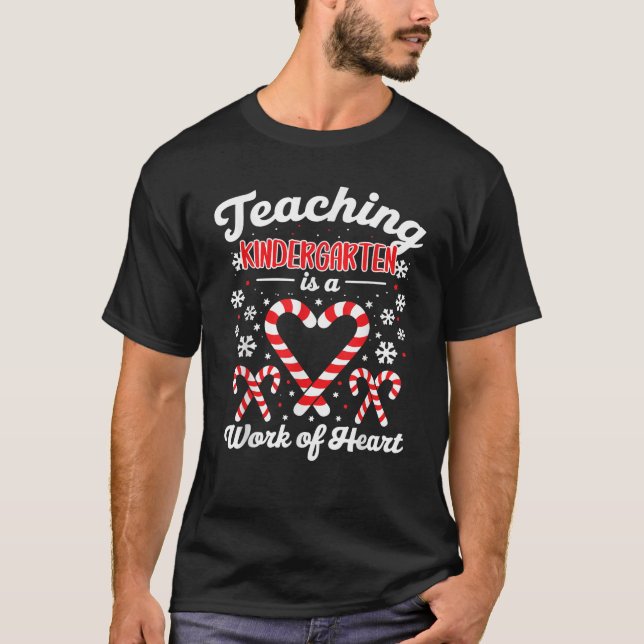 Teaching Kindergarten is a Work of Heart Christmas T Shirt (Framsida)