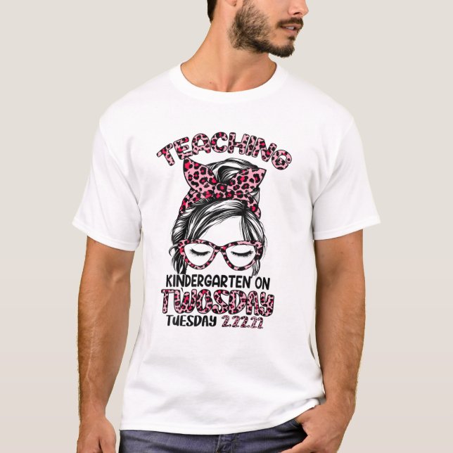 Teaching Kindergarten On Twosday Tuesday 2-22-22 M T Shirt (Framsida)
