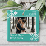 Teal 1:a jul, mr. & Mrs Photo Julgransprydnad Keramik<br><div class="desc">Anpassa den här prydnaden med ditt foto från bröllop och lägg till ditt efternamn tillsammans med året för den här underbara julfesten.</div>
