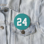 Teal and White Idrottsman Jersey Number Knapp<br><div class="desc">Skål på ditt favoritlag, fotbollsspelare eller visa upp ditt pride med en anpassningsbar personlig-spritknapp! Anpassa med en spelares jersey-nummer eller annan anpassningsbar. Perfekt för fotboll, basket, baseboll och fotbollsspel! Skapa anpassningsbar stift för hela teamet, cheerleadership, föräldrar och syskon till bära på speldagen. Klicka på Anpassa om du vill ändra typsnitt...</div>
