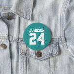 Teal and White Idrottsman Namn Jersey Number Knapp<br><div class="desc">Skål på ditt favoritlag, fotbollsspelare eller visa upp ditt pride med en anpassningsbar personlig-spritknapp! Lägg till din skola namn eller anpassa dig med spelarens namn och jersey-nummer. Perfekt för fotboll, basket, baseboll och fotbollsspel! Skapa anpassningsbar stift för hela teamet, cheerleadership, föräldrar och syskon till bära på speldagen. Klicka på Anpassa...</div>