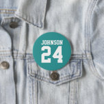 Teal and White Idrottsman Namn Jersey Number Knapp<br><div class="desc">Skål på ditt favoritlag, fotbollsspelare eller visa upp ditt pride med en anpassningsbar personlig-spritknapp! Lägg till din skola namn eller anpassa dig med spelarens namn och jersey-nummer. Perfekt för fotboll, basket, baseboll och fotbollsspel! Skapa anpassningsbar stift för hela teamet, cheerleadership, föräldrar och syskon till bära på speldagen. Klicka på Anpassa...</div>