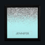 Teal Aqua Blue Silver Glitter Girly Monogram Namn Minnesask<br><div class="desc">Aqua Blue Teal och Silver Gnistra Glitter Monogram Judekeepébox för Namn. Det gör perfekt studenten,  födelsedag,  bröllop,  möhippa,  årsdag,  babydusch eller bachelorette-fest till någon som glam lyx och chic stilar.</div>