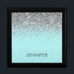 Teal Aqua Blue Silver Glitter Girly Monogram Namn Minnesask<br><div class="desc">Aqua Blue Teal och Silver Gnistra Glitter Monogram Judekeepébox för Namn. Det gör perfekt studenten,  födelsedag,  bröllop,  möhippa,  årsdag,  babydusch eller bachelorette-fest till någon som glam lyx och chic stilar.</div>