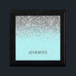Teal Aqua Blue Silver Glitter Girly Monogram Namn Minnesask<br><div class="desc">Teal Aqua Blue och Silver Gnistra Glitter Monogram Judekeepébox för Namn. Det gör perfekt studenten,  födelsedag,  bröllop,  möhippa,  årsdag,  babydusch eller bachelorette-fest till någon som glam lyx och chic stilar.</div>