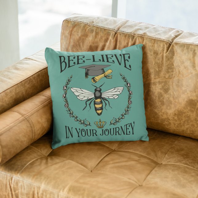 Teal Bee-lieve i din resa Studenten Keepsaké Kudde (Trendy Teal "Bee-lieve in Your Journey" Hand-drawn Graduation Art with Custom Photo & Text on back.)