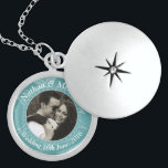 Teal Blommigt Anpassningsbar Photo Bröllop Keepsak Berlockhalsband<br><div class="desc">Fotoskåp med personlig med blommigtens bakgrund och kedjelänkdetaljer runt bilden. Anpassa med eget foto och egen text för att göra en speciell gåva eller håll dig till att minnas en speciell händelse som Bröllop,  Förlovning eller årsdag.</div>