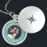 Teal Blommigt Anpassningsbar Photo Bröllop Keepsak Berlockhalsband<br><div class="desc">Fotoskåp med personlig med blommigtens bakgrund och kedjelänkdetaljer runt bilden. Anpassa med eget foto och egen text för att göra en speciell gåva eller håll dig till att minnas en speciell händelse som Bröllop,  Förlovning eller årsdag.</div>