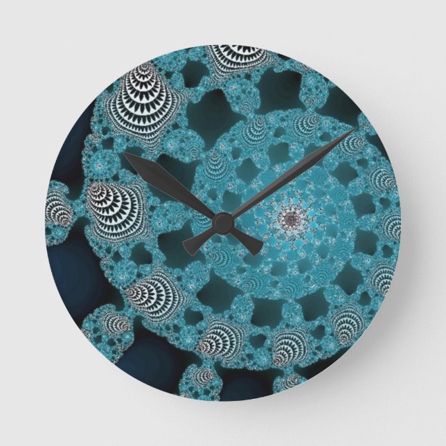 Teal Blue Black and White Fractal Circle Twirl Rund Klocka (Framsida)
