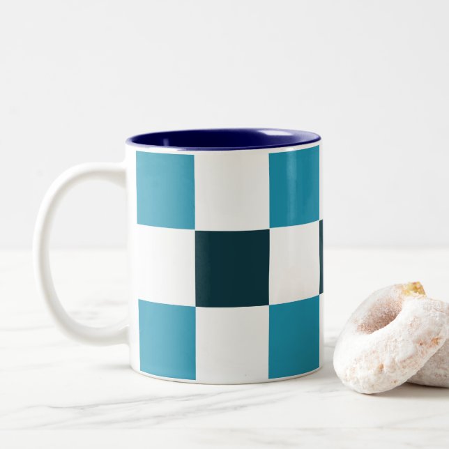 Teal Blue Checkerboard Två-Tonad Mugg (Med munk)
