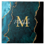 Teal Blue och Guld Marble Agate Kakelplatta<br><div class="desc">Den här plattan har en elegant och en glamorös marmorbakgrund med geode gemstone-detaljer och faux guld glitter-accents. Monogrammet kombinerar handskript och modernt sans serif typsnitt för ett klassigt och sofistikerat utseende. Detta kommer att bli den idealiska presenten eftersom den kan anpassas med namn och en början. De djupa tårblått huven...</div>