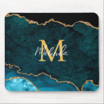 Teal Blue och Guld Marble Agate Musmatta<br><div class="desc">Den här musmattan har en elegant och en glamorös marmorbakgrund med geode gemstone-detaljer och faux guld glitter-accents. Monogrammet kombinerar handskript och modernt sans serif typsnitt för ett klassigt och sofistikerat utseende. Detta kommer att bli den idealiska presenten eftersom den kan anpassas med namn och en början. De djupa tårblått huven...</div>