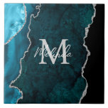 Teal Blue och Silver Marble Agate Kakelplatta<br><div class="desc">Den här plattan har en elegant och en glamorös marmorbakgrund med geode gemstone-detaljer och faux silver glitter-accents. Monogrammet kombinerar handskript och modernt sans serif typsnitt för ett klassigt och sofistikerat utseende. Detta kommer att bli den idealiska presenten eftersom den kan anpassas med namn och en början. De djupa tårblått huven...</div>