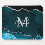 Teal Blue och Silver Marble Agate Musmatta<br><div class="desc">Den här musmattan har en elegant och en glamorös marmorbakgrund med geode gemstone-detaljer och faux silver glitter-accents. Monogrammet kombinerar handskript och modernt sans serif typsnitt för ett klassigt och sofistikerat utseende. Detta kommer att bli den idealiska presenten eftersom den kan anpassas med namn och en början. De djupa tårblått huven...</div>
