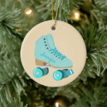 Teal Blue Retro Quad Roller Skate Foto Julgransprydnad Keramik<br><div class="desc">Visa dem hur du rullar! Den här anpassningsbarna är en julprydnad med en realistisk illustration av en klassisk fyrkantig rullskridskridskop i tåran mot en brant bakgrund på framsidan. Det är redo att vara personlig med en namn i att samordna skriptbokstäver på kateskatens sida. Den motsatta sidan är redot som ska...</div>