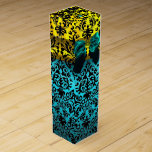 TEAL BLUE RIBBON, BLACK GULD ART NOUVEAU DAMASK PRESENTASK FÖR VINFLASKA<br><div class="desc">Elegant guld gult , turkos , akvablåda med levande 3D-topaz-stenar för marin berggrund, klassy, unik Art nouveau-damm, lätt anpassade med texten för bröllop vin, nuptiell gåva, söta 16, babyduschar, möhippor, quinceanera-födelsedagsfester, Bat mitzvah, romantiska förlovning duschar, jul, helgdag , kontor, familjeåterförening, nytt år kväll, årsdagar, sammankomster, firande i skolan eller vad...</div>