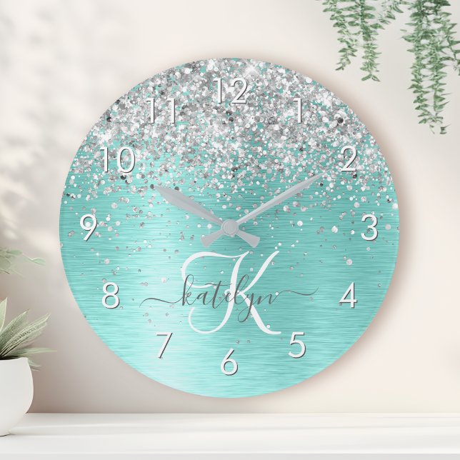 Teal Brushed Metall Silver Glitter Monogram Namn Rund Klocka (Skapare uppladdad)