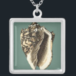 Teal Conch Snäcka Silverpläterat Halsband<br><div class="desc">I den här vackra, klassiska snäckan för svart och vitt konch kan du se skuggningen av ett naturligt årskal mycket vass och tydlig. Man kan se sig själv på strandjakten efter snäckor eller i sanden. Skaffa den här snäckan för tealkonst som är stilt för nautiskt bruk på dina favoritprodukter idag!...</div>