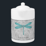 Teal Dragonfly Damask<br><div class="desc">Njut av teet med en Tekanna för Teal Dragonfly Damask-Personligen. Tekannans utformning har en färgstark dragonfly mot ett grått-dammmönster i elegantens vintage. Ytterligare presentartiklar som är tillgängliga med den här designen samt en mängd färg.</div>