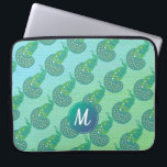 Teal Grönt iridescent Peacock Mönster Monogram Laptop Fodral<br><div class="desc">Cute peace ock mönster på grönt och akvamarin,  två tonars färgad med elegant monogram.</div>