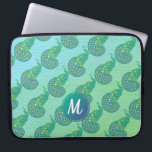 Teal Grönt iridescent Peacock Mönster Monogram Laptop Fodral<br><div class="desc">Cute peace ock mönster på grönt och akvamarin,  två tonars färgad med elegant monogram.</div>