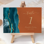 Teal Guld Agate Burnt Orange Bröllop Bordsnummer<br><div class="desc">Det moderna kortet för bordsnummer i bröllop,  som är lämnat kant i eleganten,  har en tårblått vattenfärgsagat i gräns som trimmas med faux guld glitter. Anpassadet kombinerar handstil,  kursiv och mönsterruta typsnitt med guld-färgad på en brinnande orange.</div>