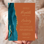 Teal Guld Agate Burnt Orange Rust Bröllop Inbjudningar<br><div class="desc">Den lämnat kant i eleganten i den moderna bröllopsinbjudan har en tårvattensagat gräns som trimmas med faux guld glitter. Anpassadet kombinerar handskrift,  rityta och kursivt typsnitt med guld-färgad på en brinnande orange. Den omvända sidan har en passande teal och guld agate-design.</div>