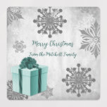 Teal jul Gift Helgdag Baking Labels Klistermärke<br><div class="desc">din helgdag baka med vänner och familj med den här Helgdag för julklapp. Etikettdesignen har en pulserande, omsluten julklapp som är försedd med grått och vitt snöflingor mot en grått-grym bakgrund med ett utrymme som du kan anpassa med ditt eget Julhälsningar och med namn. Ytterligare presentartiklar och artiklar för hemdekorering...</div>