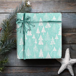 Teal Julgran Mönster#6 ID1009 Presentpapper<br><div class="desc">Fira en contemporary kustjul med vår moderna Julgran mönster. Med stiliserad träd helt i vitt, med en bakgrund av vibrerande teal, kombinerar denna pappra utformning utan problem elegans med fräckt glädje. En del av vår exklusiv Kustjulsamling är denna moderna och snyggt mönster perfekt för att ge helgdag en chic. Överför...</div>