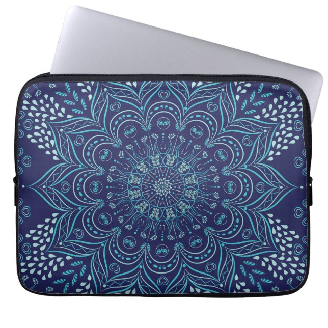 Teal mandala mönster på en marin blå bakgrund laptop fodral (Framsidan)