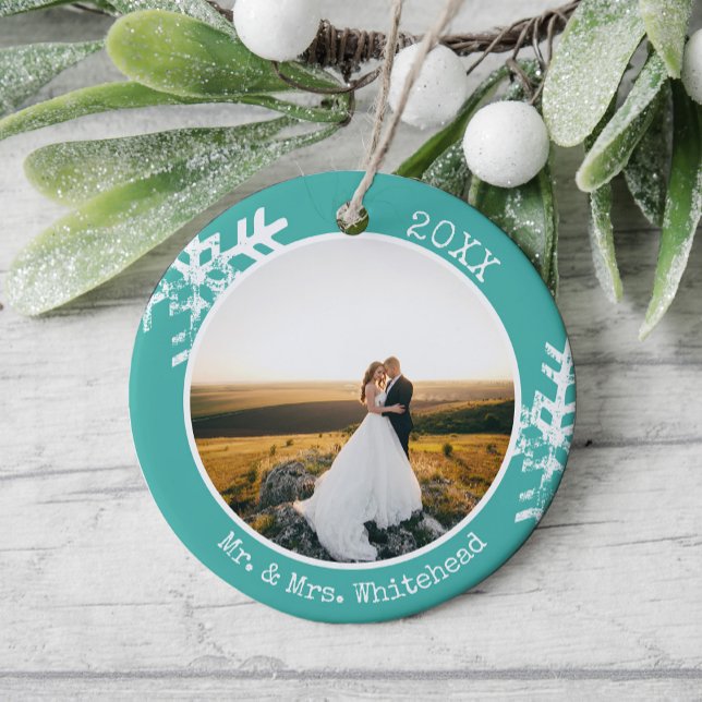 Teal Newlyged Snowflake 1:a jul Julgransprydnad Keramik (Rustic snowflake newlywed holiday keepsake photo ornament perfect for gifts to bring joy to others.)