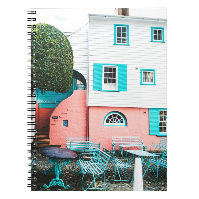 TEAL OCH GRÅTT BORD OCH BENCH BESIDE WHITAND AND O ANTECKNINGSBOK (Framsidan)