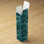 Teal Paisley Timless Mönster Presentask För Vinflaska<br><div class="desc">Ett underbart paisley-motiv som visas här på tealtoner är ett mångsidigt val av vinpresentlåda för tillfällen. Använda för bröllop, födelsedagar, årsdagar eller bara för att. Paisley-designen spårar tillbaka ursprung till Persia och Sassanid Dynasty, en tidsperiod som sträcker sig tillbaka till omkring 221AD. Dess särskiljande form, som varierande liknar en tårdroppe,...</div>