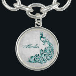 Teal Peacock Löv Vine Personalize Bracelet Armband<br><div class="desc">Anpassa en unik gåva till dina brudtärnor med en Teal Peacock Löv Vine Personlig Charm Bracelet. Bracelet-konstruktionen har en lätt grått-grym bakgrund med en pulserande teal-påk med en löv-försköning. Anpassa med ditt brudgumms namn. Ytterligare bröllop-kontorsmaterial och presenter som finns tillgängliga med den här utformningen också. Behöver du hjälp med anpassning?...</div>
