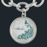 Teal Peacock Löv Vine Personalize Bracelet Armband<br><div class="desc">Anpassa en unik gåva till dina brudtärnor med en Teal Peacock Löv Vine Personlig Charm Bracelet. Bracelet-konstruktionen har en lätt grått-grym bakgrund med en pulserande teal-påk med en löv-försköning. Anpassa med ditt brudgumms namn. Ytterligare bröllop-kontorsmaterial och presenter som finns tillgängliga med den här utformningen också. Behöver du hjälp med anpassning?...</div>