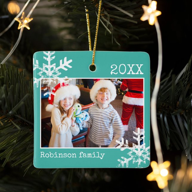 Teal Photo Gräns White Snöflingor Helgdag Julgransprydnad Keramik (Rustic snowflake family holiday keepsake photo ornament perfect for gifts to bring joy to others.)