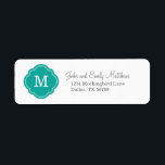 Teal Quatrefoil Monogram Returadress<br><div class="desc">Returetiketter för Personlig av akut Trendig med minimalistisk Anpassningsbar med Monogram Initial i en Vintage marockansk Quatrefoil Klöver Shape Ram. De skulle vara underbara för att skicka bröllopsinbjudningar,  spara datumen,  tillkännagivande för födelse,  partiinbjudningar eller andra personliger!</div>